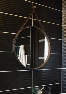 Зеркало со встроенной подсветкой Silver Mirrors Капитан 50x50, на кожаном ремне  - фото для каталога